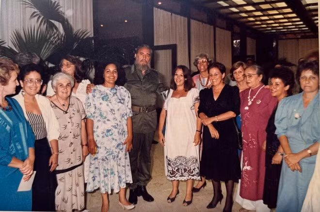 La heroína Nguyen Thi Dinh junto a Fidel en el V Congreso de la Federación de Mujeres Cubanas (FMC) en 1990. La heroína Dinh tiene la insignia de la Orden Mariana Grajales en el pecho.