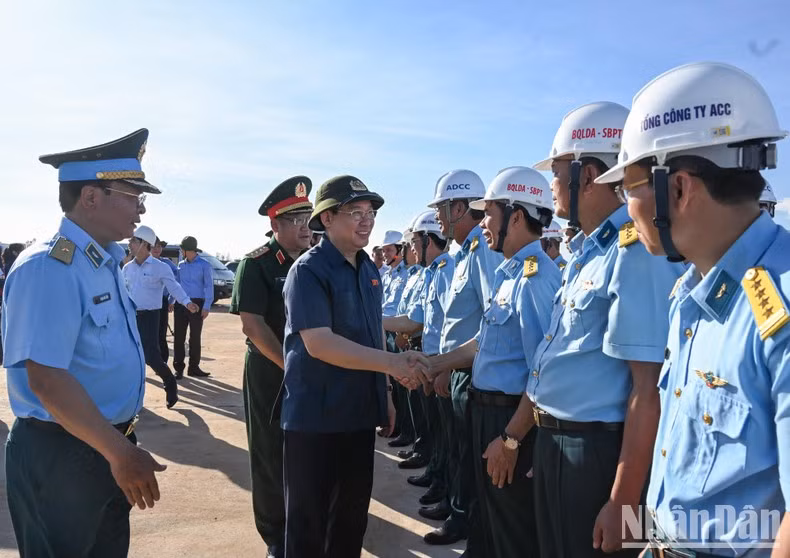 El presidente de Parlamento, Vuong Dinh Hue y funcionarios y soldados del proyecto de construcción del aeropuerto militar de Phan Thiet.