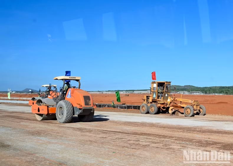 Vehículos y máquinas en el sitio de construcción del proyecto.