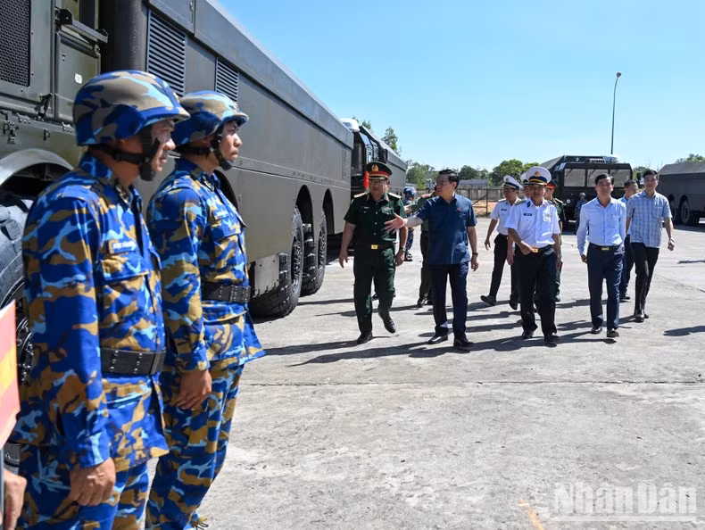 El presidente del Parlamento, Vuong Dinh Hue, alienta a los soldados en el ensayo.