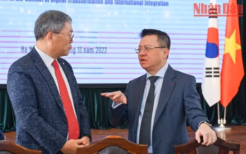 El presidente-editor del periódico Nhan Dan, Le Quoc Minh, intercambia opiniones con el director de la Koica en Vietnam, Cho Han Deog.