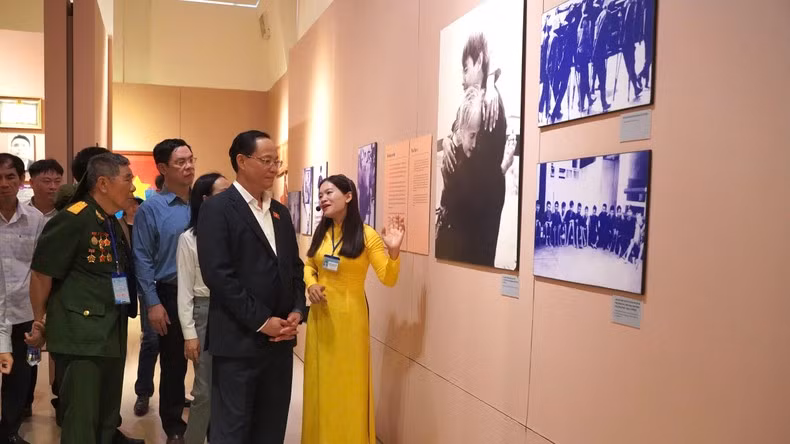 La delegación del Parlamento visita el Museo de Con Dao.