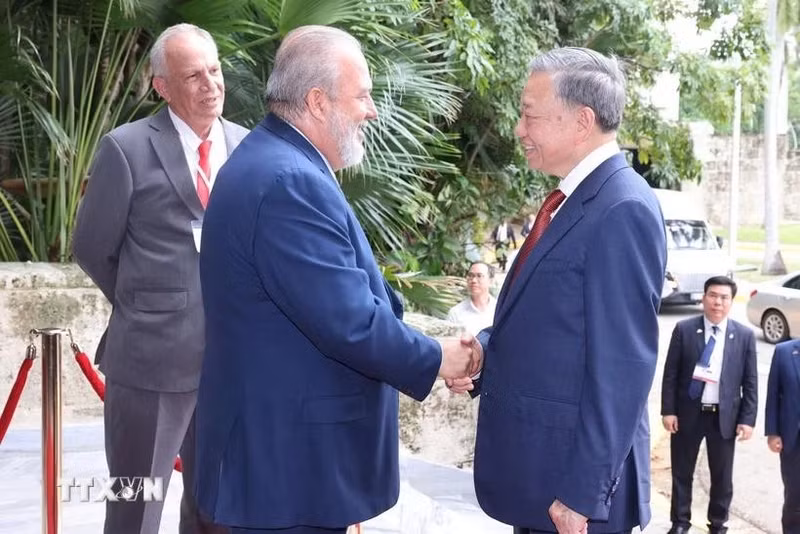 El secretario general del Comité Central del Partido Comunista de Vietnam y presidente del país, To Lam (derecha), se reúne con el primer ministro cubano, Manuel Marrero Cruz, en La Habana el 26 de septiembre. (Foto: VNA)