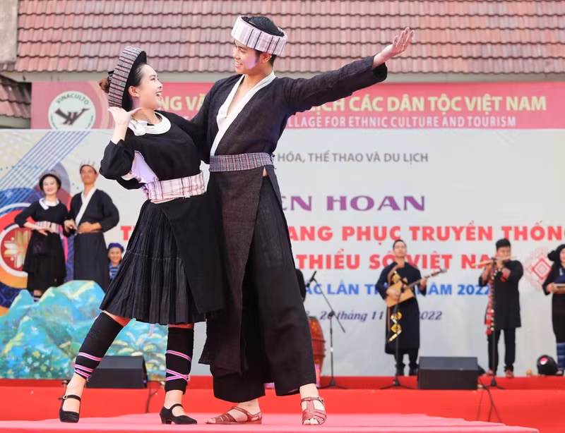 Trajes de hombres y mujeres la etnia Hmong verde.