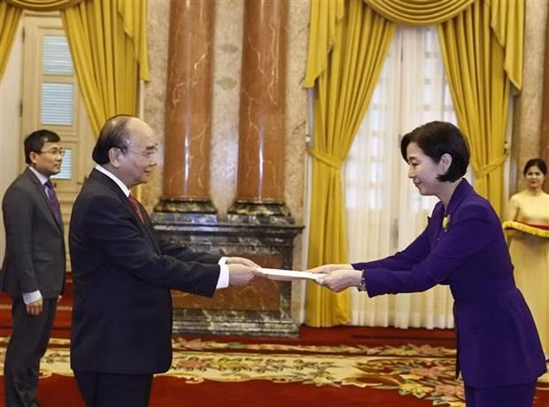 El presidente de Vietnam, Nguyen Xuan Phuc, recibe las cartas credenciales de la embajadora de Corea del Sur, Oh Youngju. (Foto: VNA)