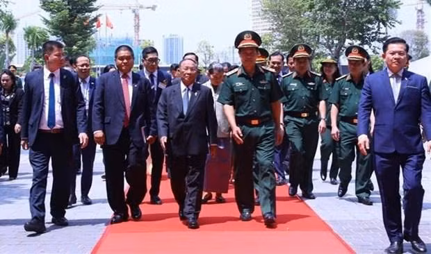El presidente de la Asamblea Nacional de Camboya, Samdech Heng Samrin, en su visita a la sede del grupo Viettel. (Fotografía: VNA)