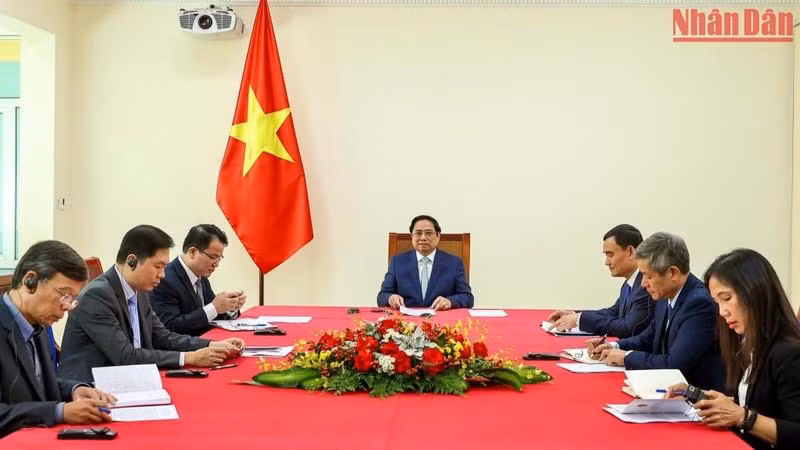 El primer ministro de Vietnam, Pham Minh Chinh, sostiene una conversación telefónica con su homólogo australiano, Anthony Albanese.