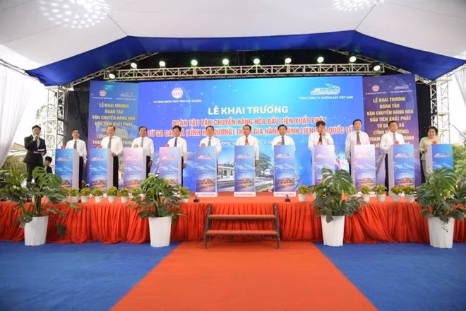 En la ceremonia de inauguración del tren (Foto: VNA)