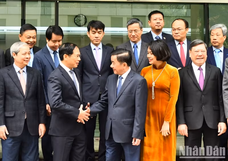 Tran Cam Tu, jefe de la Comisión de Control Disciplinario del Comité Central del PCV, y los jefes de las misiones representativas vietnamitas en el extranjero.