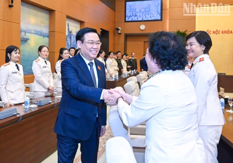 El presidente del Parlamento, Vuong Dinh Hue, con las delegadas. 