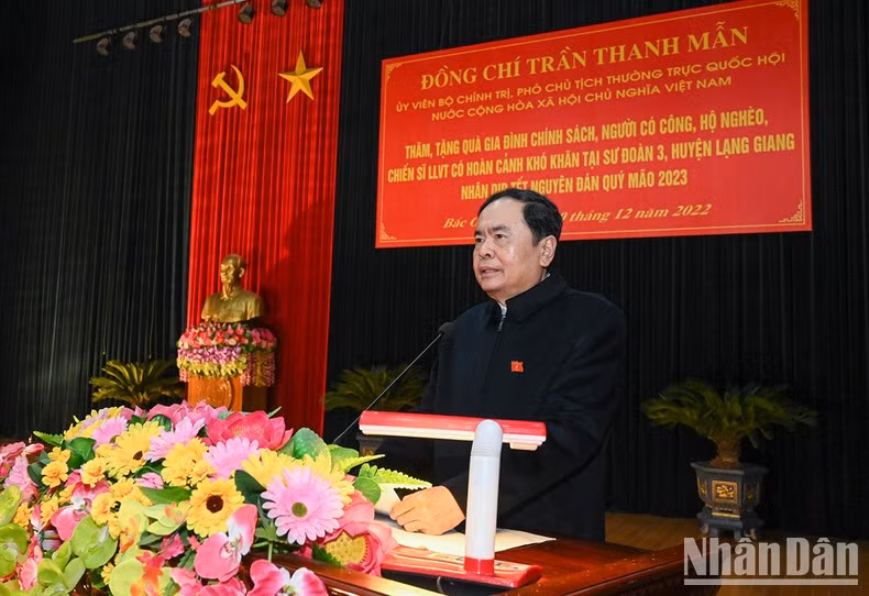 Thanh Man transmite los mejores deseos a todos soldados y ciudadanos en Bac Giang con motivo del Tet 2023. Thanh Man transmite los mejores deseos a todos soldados y ciudadanos en Bac Giang con motivo del Tet 2023.