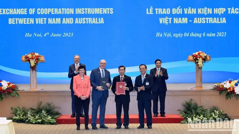 La firma del Memorando de Entendimiento entre la Universidad de Western Sydney (UWS) y la Universidad de Economía de Ciudad Ho Chi Minh (UEH) sobre la concesión de 70 becas a estudiantes vietnamitas y regionales.