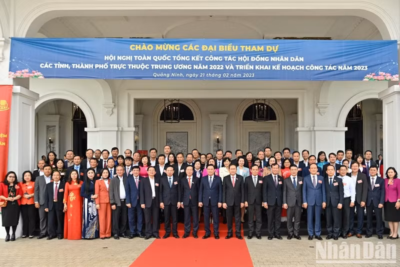 El presidente de la Asamblea Nacional, Vuong Dinh Hue, el miembro permanente del Secretariado del Comité Central del PCV, Vo Van Thuong, el vicepresidente permanente legislativo, Tran Thanh Man y el viceprimer ministro Tran Luu Quang, se toman fotos con los participantes de la conferencia. El presidente de la Asamblea Nacional, Vuong Dinh Hue, el miembro permanente del Secretariado del Comité Central del PCV, Vo Van Thuong, el vicepresidente permanente legislativo, Tran Thanh Man y el viceprimer ministro Tran Luu Quang, se toman fotos con los participantes de la conferencia.