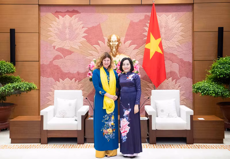 La vicepresidenta de la Asamblea Nacional de Vietnam, Nguyen Thi Thanh (derecha), y la representante de Unicef en Vietnam, Silvia Danailov. (Foto: quochoi.vn)