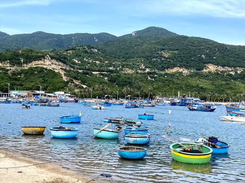 Explorar la vida del pueblo de pescadores es una de las experiencias favoritas de los turistas cuando visitan la bahía de Vinh Hy. Explorar la vida del pueblo de pescadores es una de las experiencias favoritas de los turistas cuando visitan la bahía de Vinh Hy.