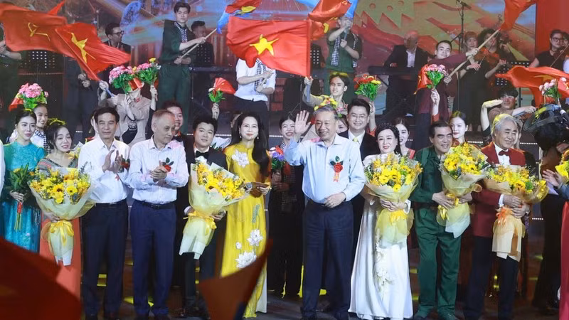 El secretario general del Partido Comunista de Vietnam, To Lam, y los delegados en el programa. (Foto: VNA)