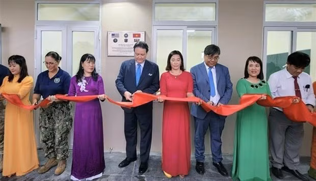 El embajador de EE. UU., Marc Knapper, y representantes del gobierno de Phu Yen cortan la cinta para inaugurar una nueva escuela en el distrito de Phu Hoa. (Fotografía: VNA)