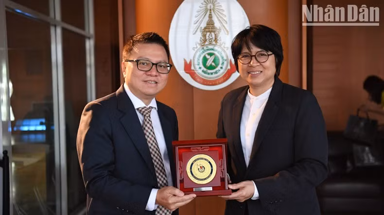 Quoc Minh le hace entrega de un regalo conmemorativo a Norrinee Ruangnoo, primera vicepresidenta de CTJ.
