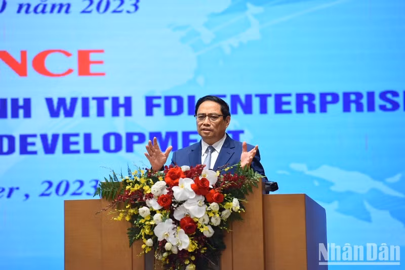 El primer ministro de Vietnam, Pham Minh Chinh, habla en el evento.