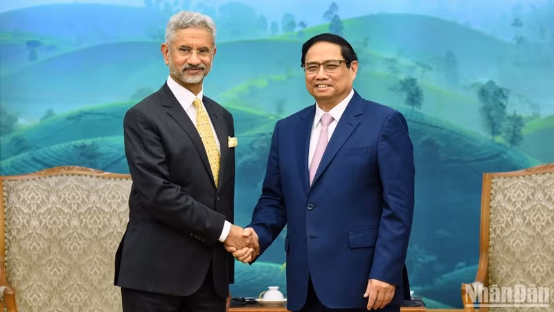 El primer ministro de Vietnam, Pham Minh Chinh, y el canciller de la India, Subramanyam Jaishankar.