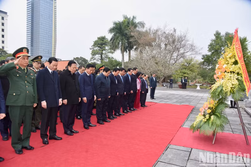 La delegación rinde homenaje al Presidente Ho Chi Minh.