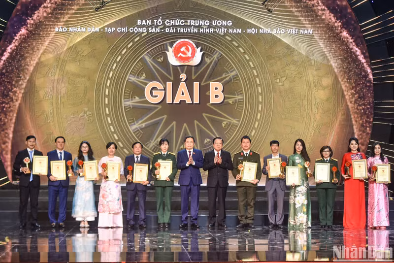 El vicepresidente permanente de la Asamblea Nacional, Tran Thanh Man, y el jefe de la Comisión de Asuntos Internos del Comité Central del PCV, Phan Dinh Trac, entregan los premios B a los ganadores.