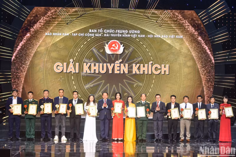 El ministro de Cultura, Deportes y Turismo, Nguyen Van Hung, y el presidente-editor del periódico Nhan Dan, presidente de la Asociación de Periodistas de Vietnam, Le Quoc Minh, otorgan premios de consolación a los ganadores.