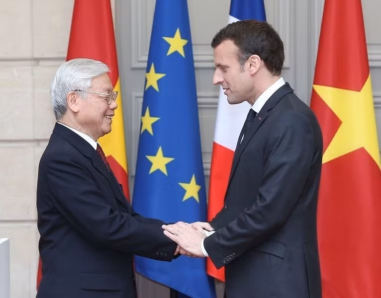 El presidente francés, Emmanuel Macron, recibe al secretario general Nguyen Phu Trong, durante su visita a Francia, el 27 de marzo de 2018 en París. Foto: Tri Dung – VNA