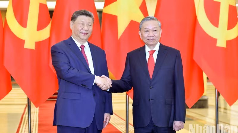 El secretario general del Partido Comunista de Vietnam, To Lam y el secretario general del Partido Comunista de China y presidente de ese país, Xi Jinping. (Foto: VNA)
