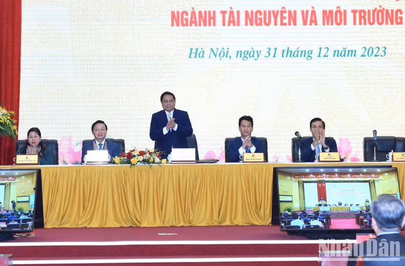 Minh Chinh asiste a la cita.