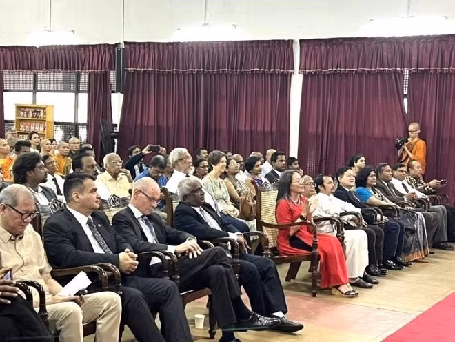 En el evento en Colombo, Sri Lanka. En el evento en Colombo, Sri Lanka.