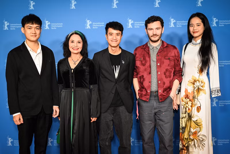 El director Pham Ngoc Lan (centro) y el equipo de filmación de "Cu Li nunca llora" en el Festival de Cine de Berlín 2024. (Foto: equipo de filmación)