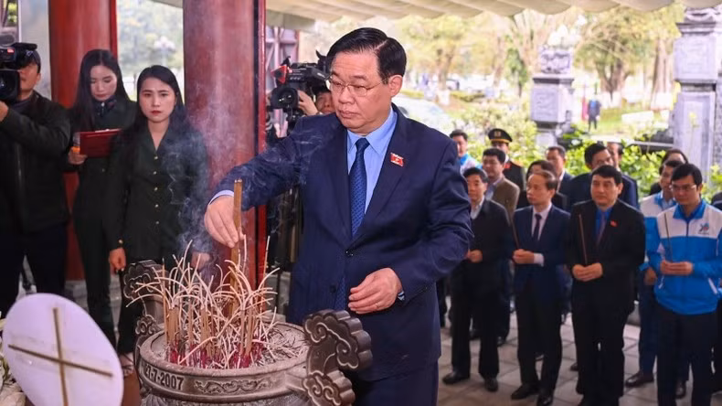 El mismo día, Dinh Hue ofrece inciensos para rendir tributo a los heroicos mártires en el sitio histórico de Truong Bon, distrito de Do Luong.