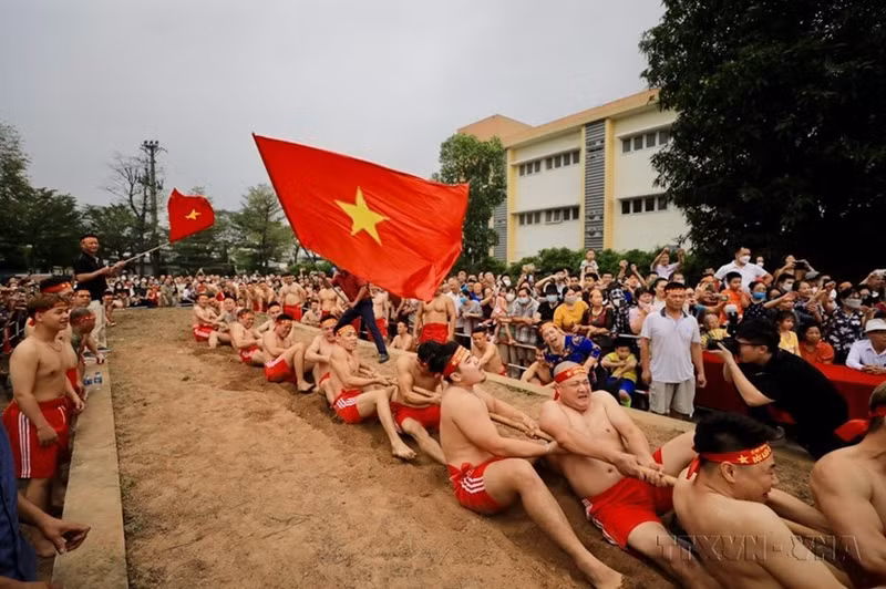 El formato “sentado" lleva el nombre de la posición sentada de los tiradores durante la competición en el festival del templo Tran Vu, barrio de Thach Ban, distrito de Long Bien, Hanói.