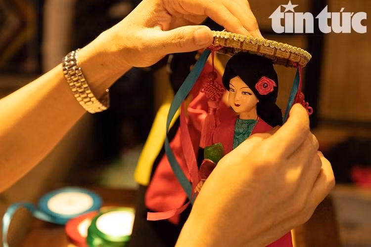 Cada muñeca étnica tiene su propio vestido, asociado con cada patrón y motivo único. (Foto: Periódico Tin Tuc)