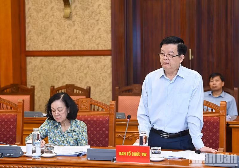 Interviene Mai Van Chinh, subjefe permanente de la Comisión de Organización del Comité Central del PCV.