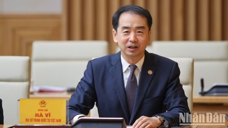 El embajador de China en Vietnam, He Wei, en el encuentro. El embajador de China en Vietnam, He Wei, en el encuentro.