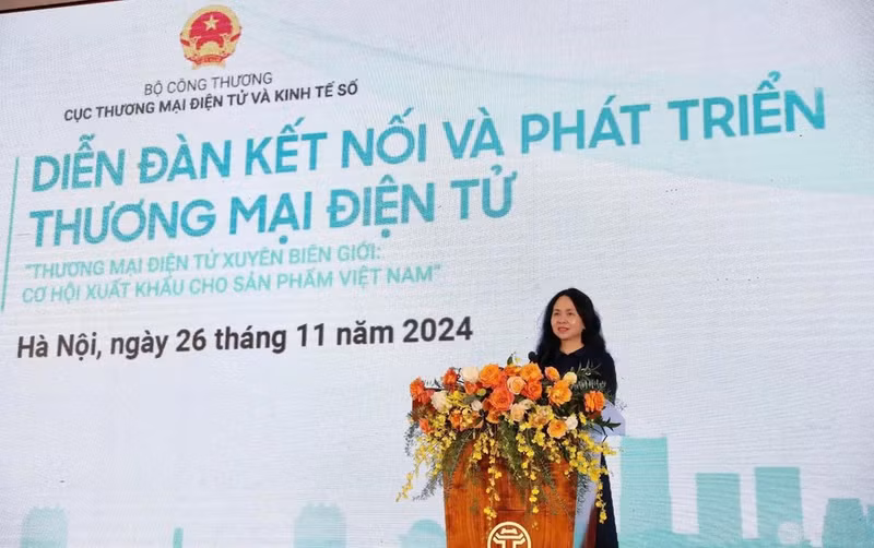 Le Hoang Oanh, jefa del Departamento de Comercio Electrónico y Economía Digital, pronuncia un discurso en el foro. (Foto: VNA)