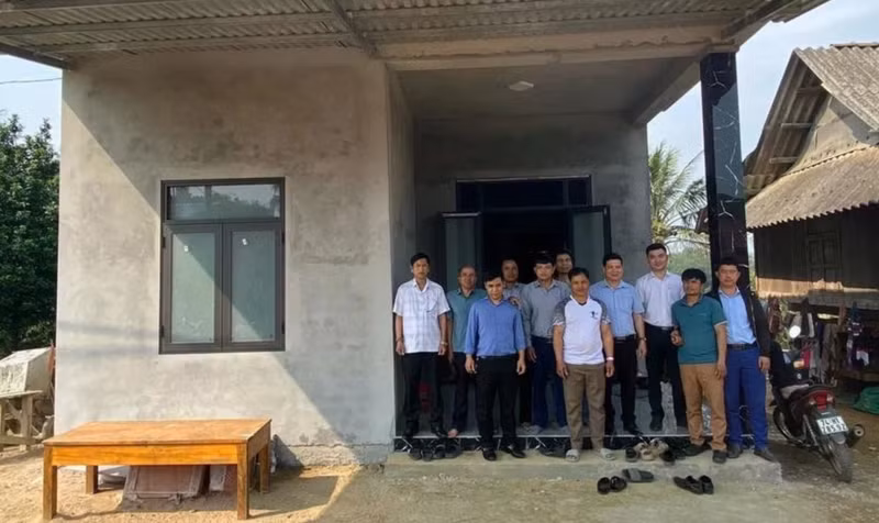 Una familia pobre de Quang Tri recibe una nueva casa (Foto: VNA)