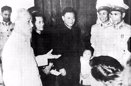 El tío Ho visitó a oficiales y agentes de la Policía Popular de Hanói con motivo del Año Nuevo Lunar 1963. El tío Ho visitó a oficiales y agentes de la Policía Popular de Hanói con motivo del Año Nuevo Lunar 1963.