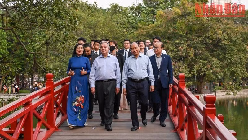 Los dos dirigentes cruzan el puente The Huc hacia el templo Ngoc Son. Los dos dirigentes cruzan el puente The Huc hacia el templo Ngoc Son.
