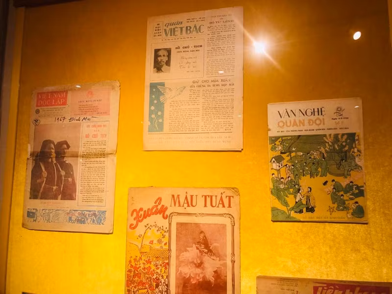 Portadas periodísticas exhibidas en el evento.