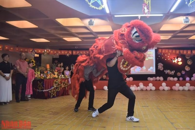 El espectáculo de la danza del león bullía con los vítores de los niños.