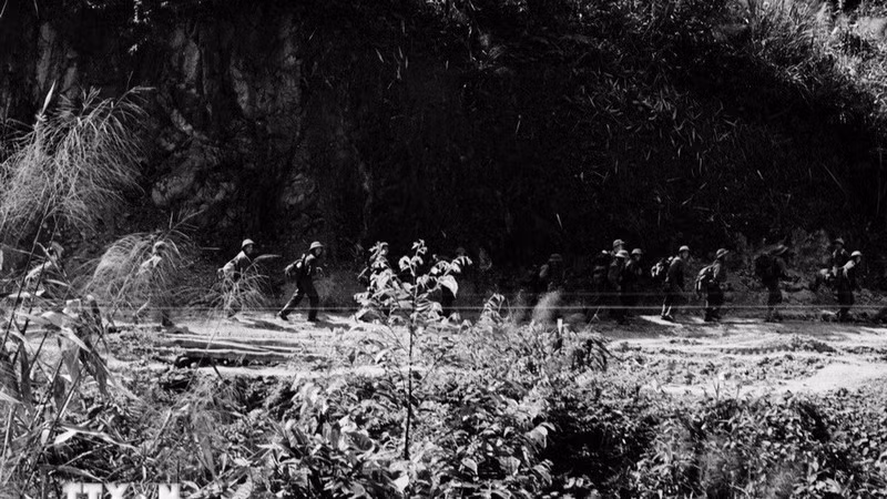 El Ejército de Liberación de Tri-Thien entra al campo de batalla, abriendo la campaña. (Foto: Do ​​Trang/VNA)