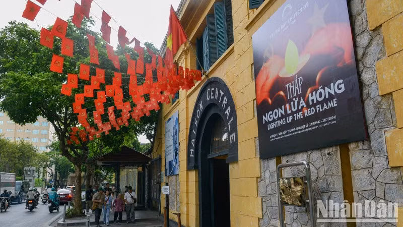 El espacio expositivo narra una historia conmovedora sobre la voluntad resiliente y el sacrificio de quienes estuvieron presos en estas instalaciones, así como el sentimiento sagrado que contribuye a encender el fuego en homenaje a los heroicos caídos.