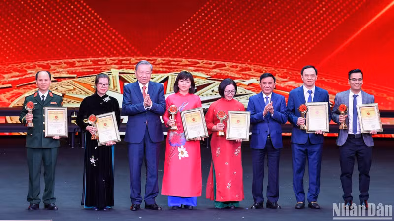 El secretario general del Partido Comunista de Vietnam, To Lam (tercero desde la izquierda), y Tran Cam Tu (tercero desde la derecha), miembro del Buró Político y permanente del Secretariado del Comité Central del Partido y jefe de su Comisión de Control Disciplinario, entregan los premios A a los ganadores. (Foto: Nhan Dan)