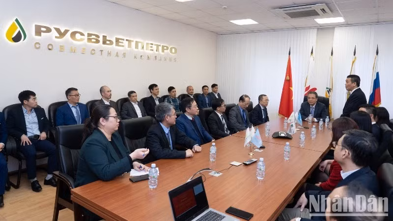 En la reunión entre el embajador de Hanói en Moscú, Dang Minh Khoi, y los trabajadores de Rusvietpetro.