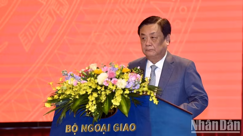 El ministro de Agricultura y Desarrollo Rural, Le Minh Hoan, hace una presentación en el evento. El ministro de Agricultura y Desarrollo Rural, Le Minh Hoan, hace una presentación en el evento.