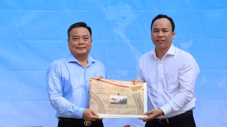 En la mañana del 28 de abril, representantes de la corresponsalía del periódico Nhan Dan en Dong Nai entregan 600 ejemplares del suplemento a la escuela secundaria especializada Luong The Vinh.