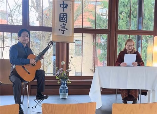El compositor Dang Ngoc Long y Christiane Voigt en el recital. (Fotografía: VNA)